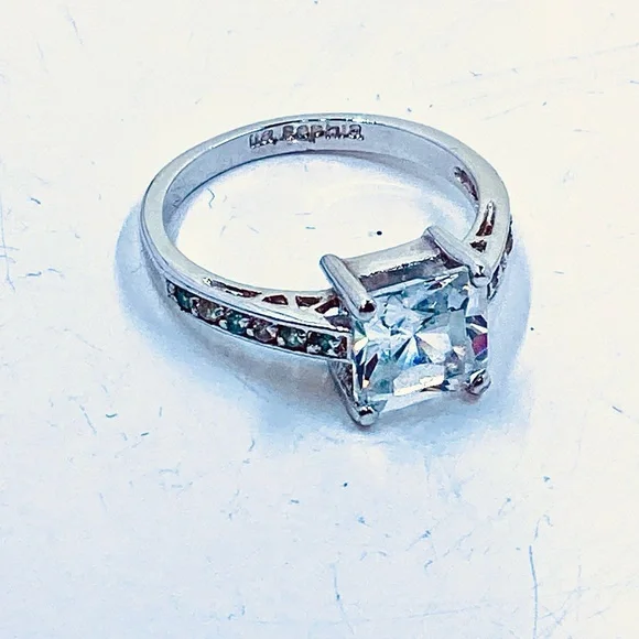 Lia Sophia Silver Tone Ring W/ Cubic Zirconia Gemstones Size 8 & Gift Box - Picture 2 of 4
